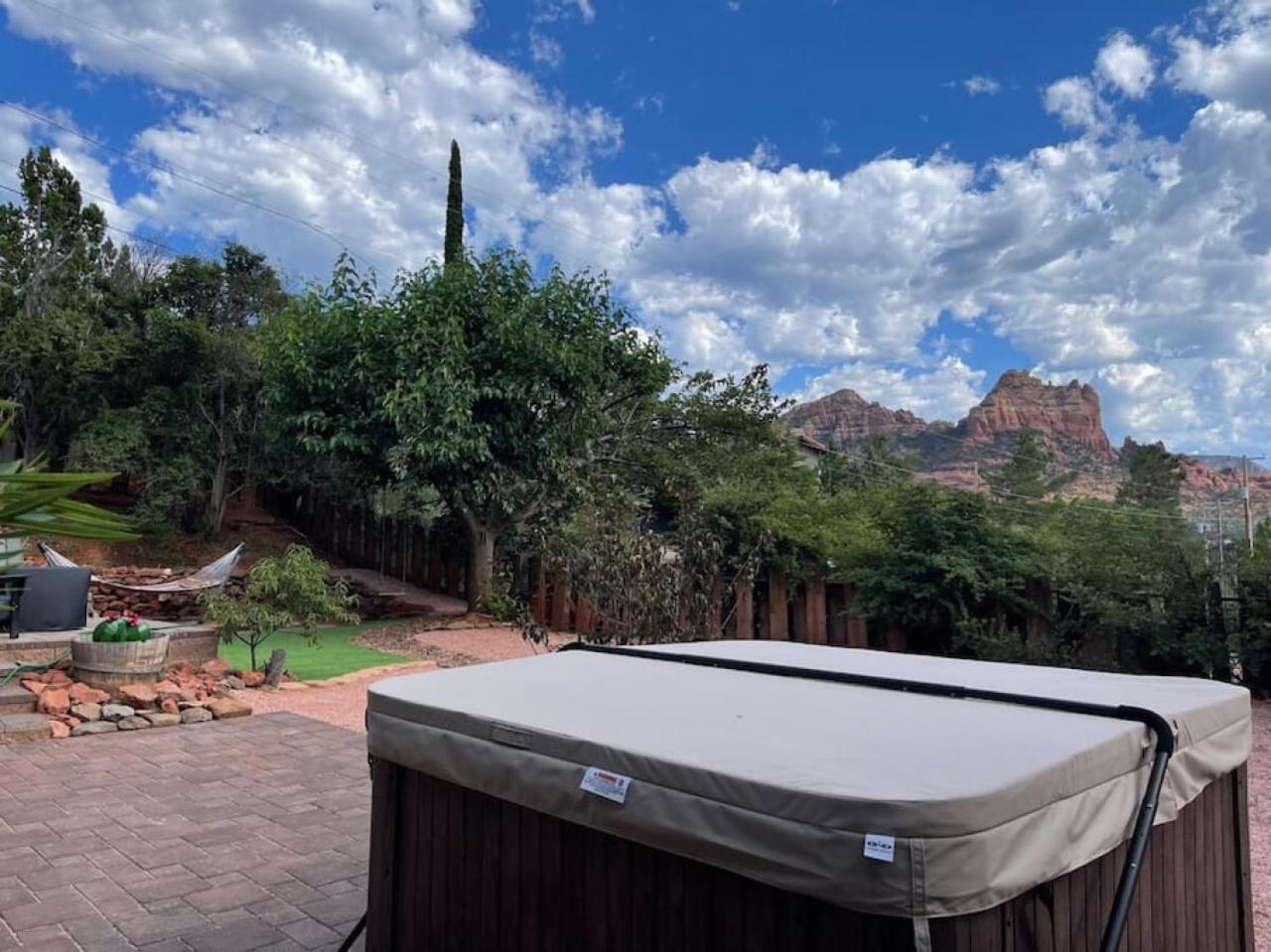 Holiday home Spacious Home-walk To Uptown-views-hottub-gameroom