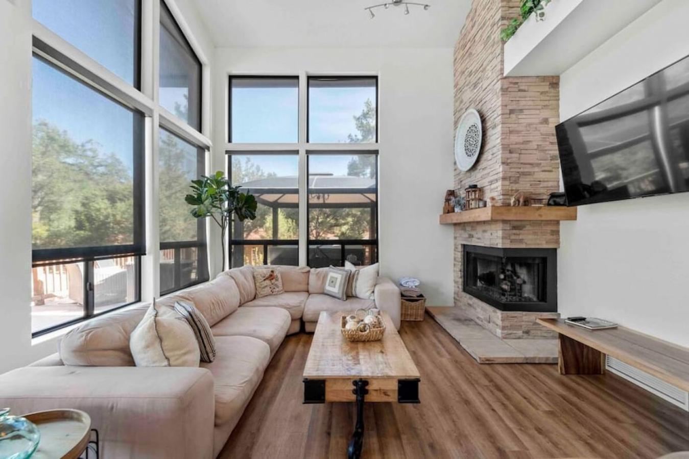 Uptown With Views Hottub Near Trails Holiday home *