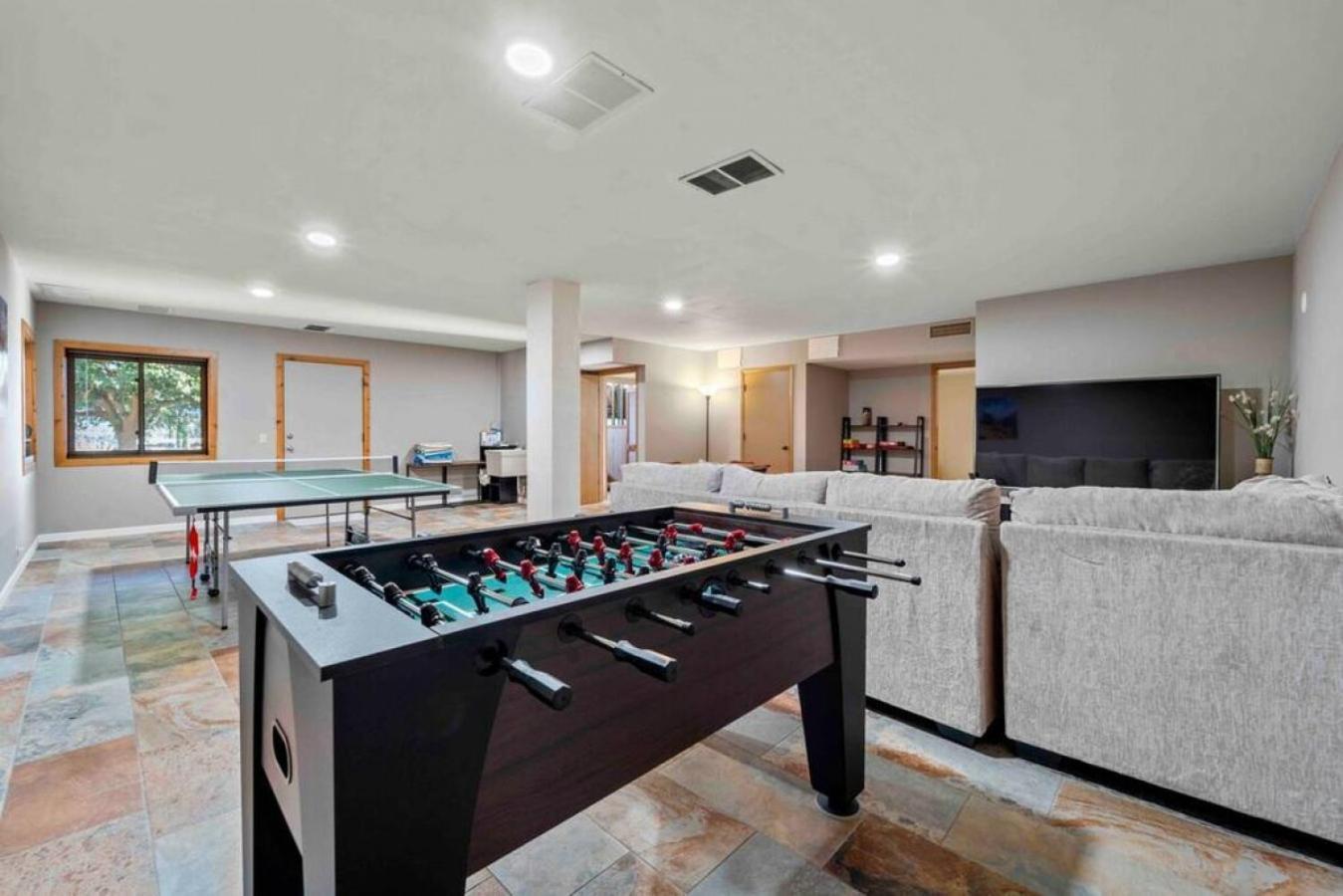 Spacious Home-walk To Uptown-views-hottub-gameroom Holiday home