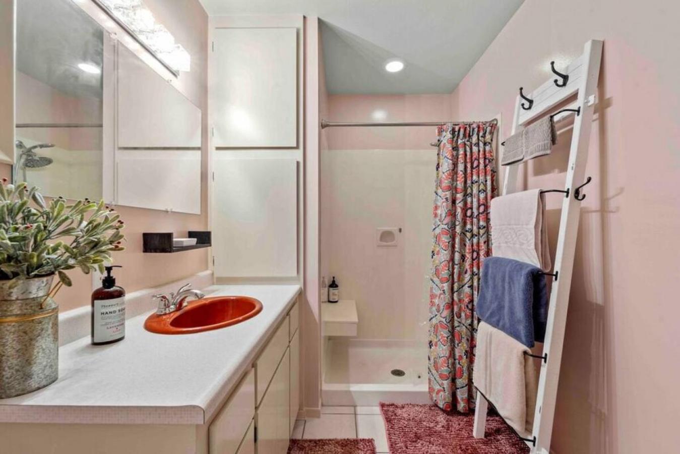 Holiday home Spacious Home-walk To Uptown-views-hottub-gameroom Sedona