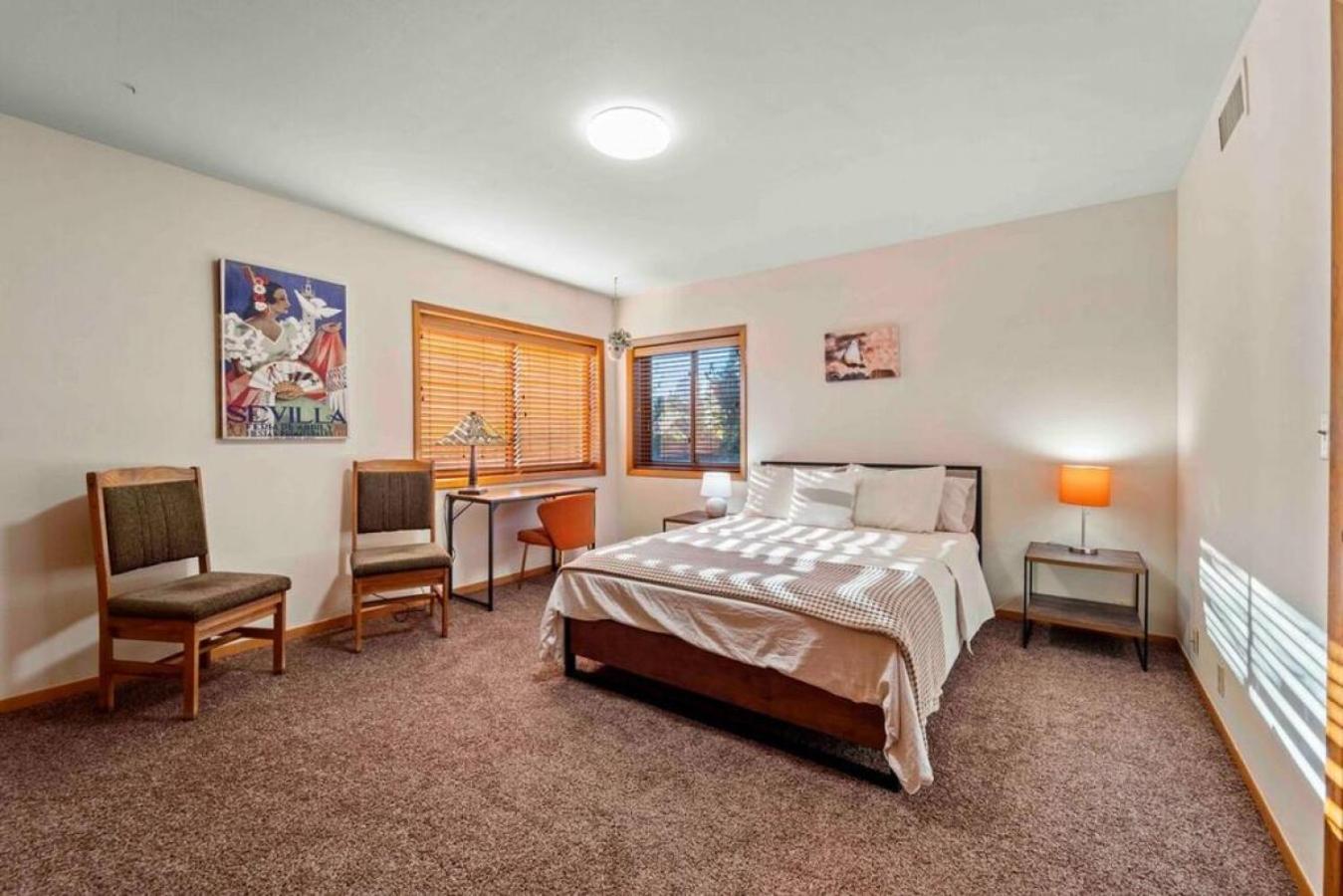 Spacious Home-walk To Uptown-views-hottub-gameroom *