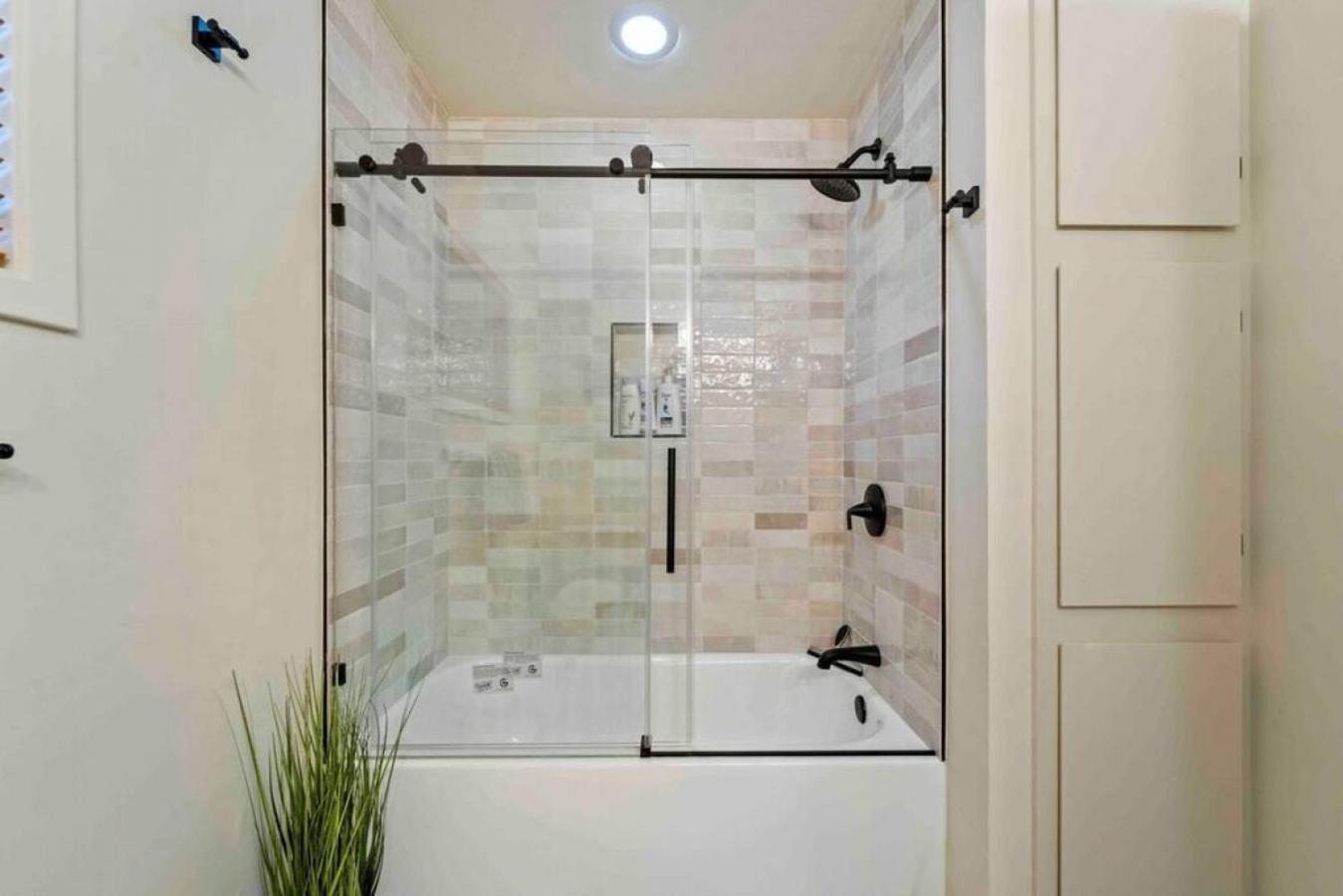 Spacious Home-walk To Uptown-views-hottub-gameroom Holiday home *