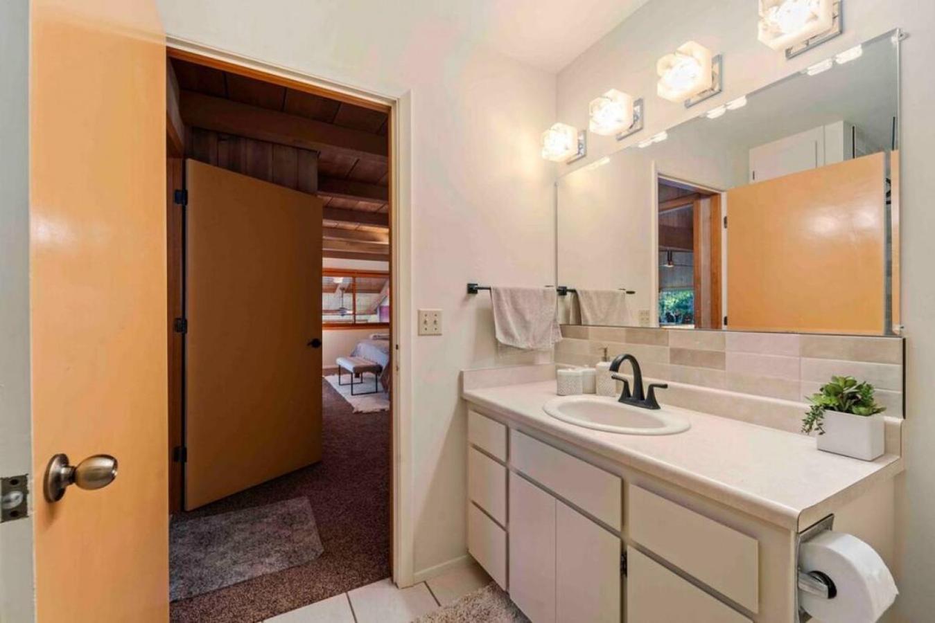 Holiday home Spacious Home-walk To Uptown-views-hottub-gameroom