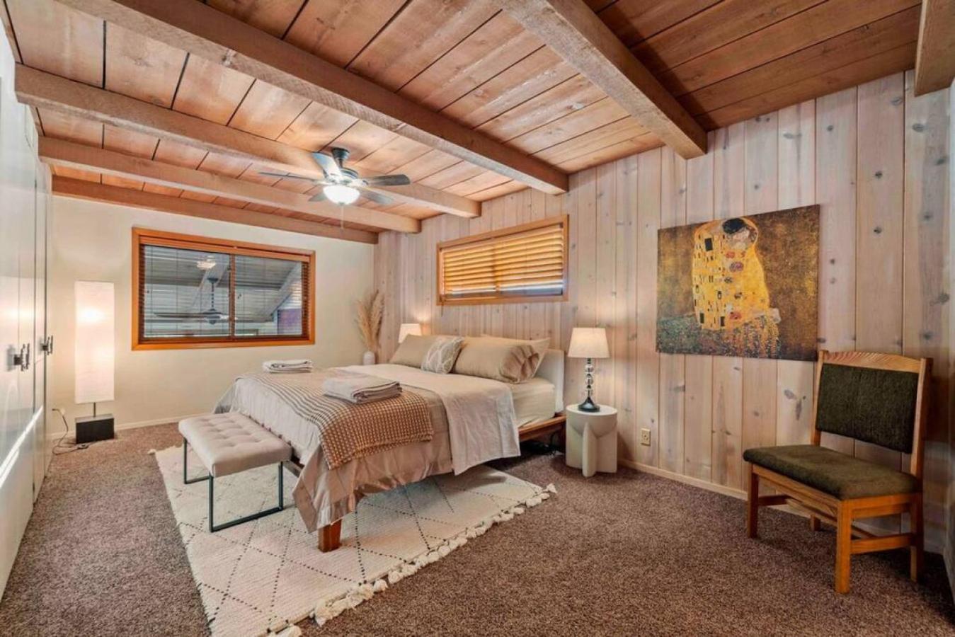 Spacious Home-walk To Uptown-views-hottub-gameroom Holiday home *