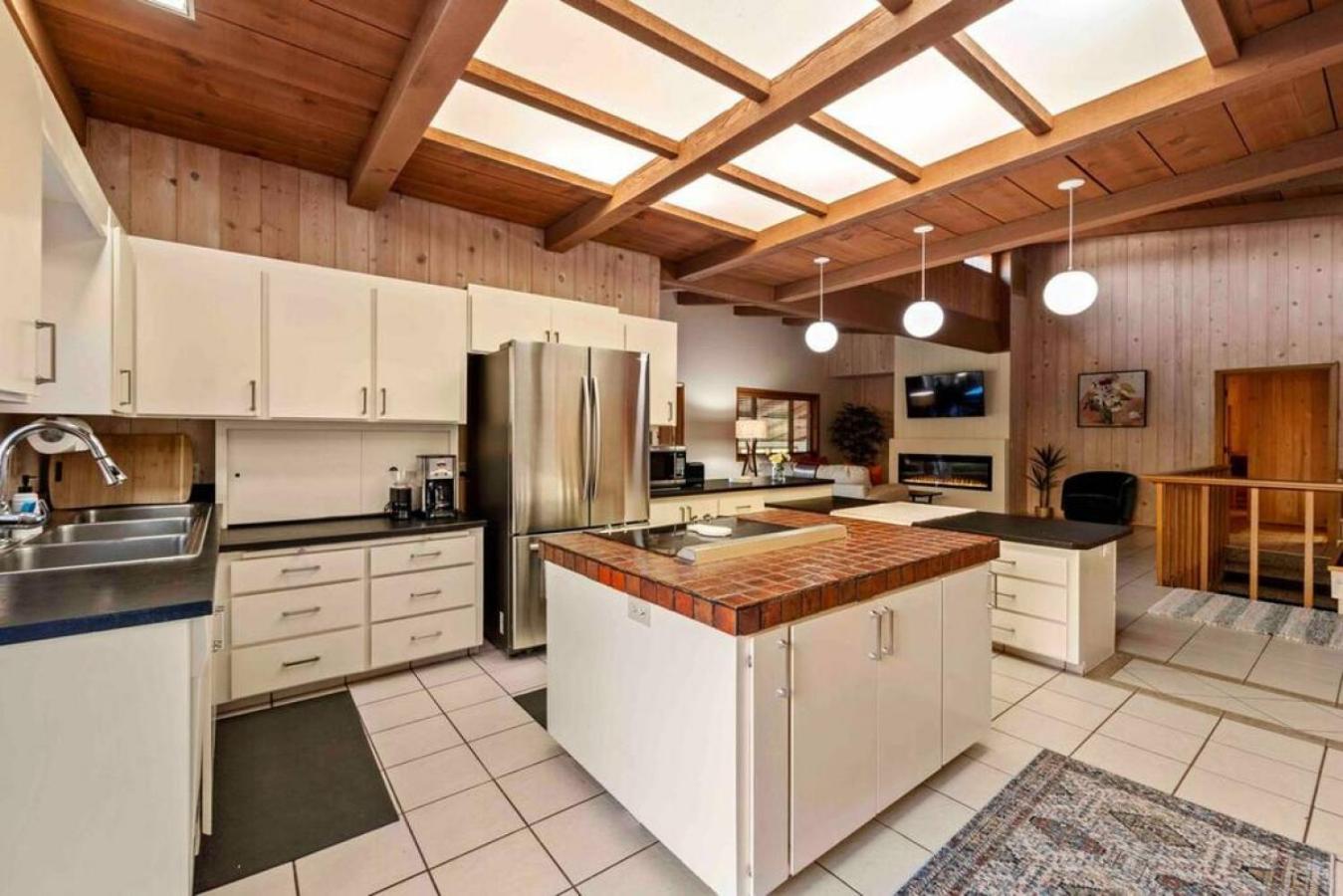 Holiday home Spacious Home-walk To Uptown-views-hottub-gameroom