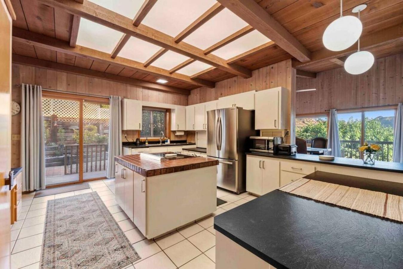 Holiday home Spacious Home-walk To Uptown-views-hottub-gameroom *