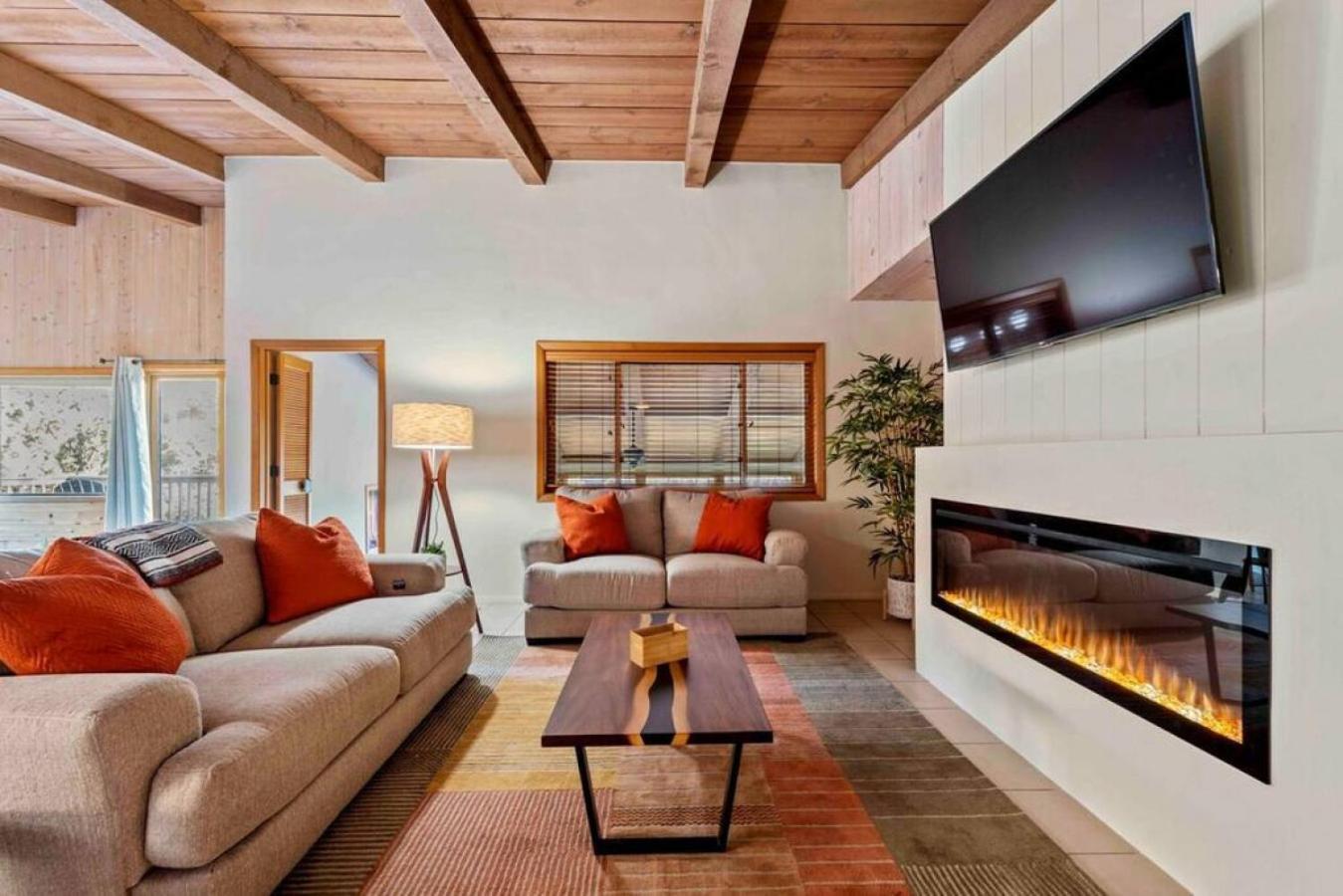 Spacious Home-walk To Uptown-views-hottub-gameroom Holiday home *