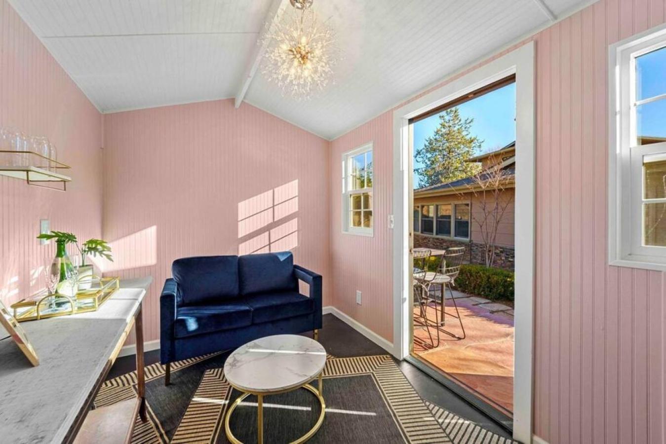 Upscale Uptown Retreat With Hottub And Views *