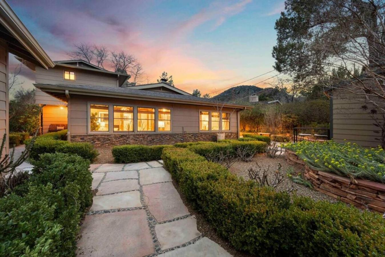 Upscale Uptown Retreat With Hottub And Views