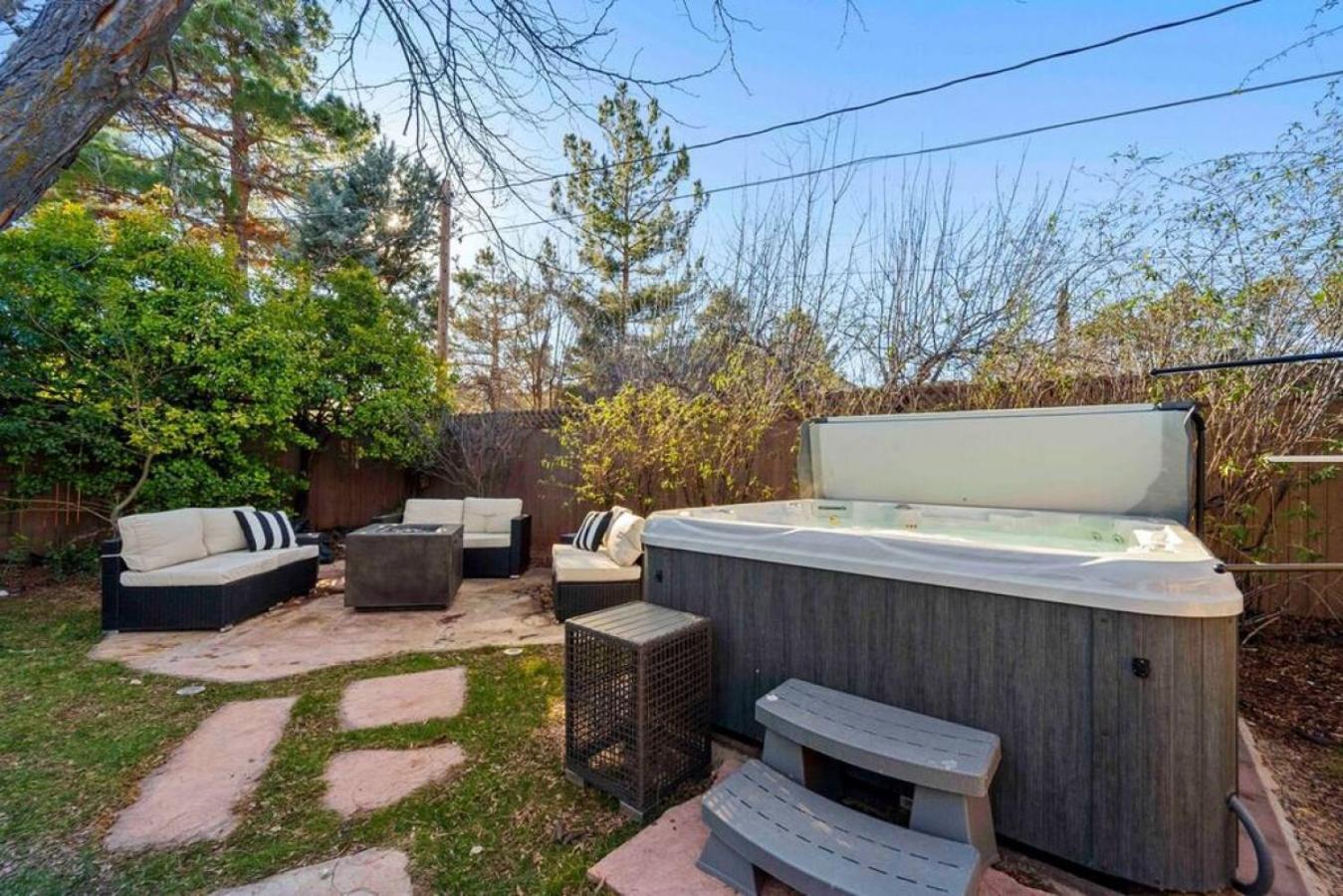 Upscale Uptown Retreat With Hottub And Views Holiday home Sedona