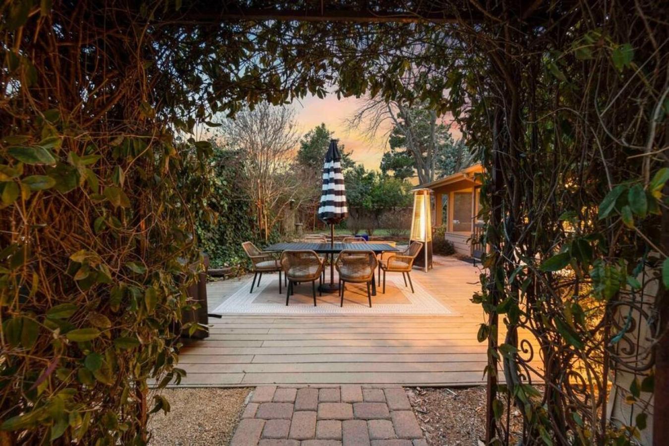 Upscale Uptown Retreat With Hottub And Views *