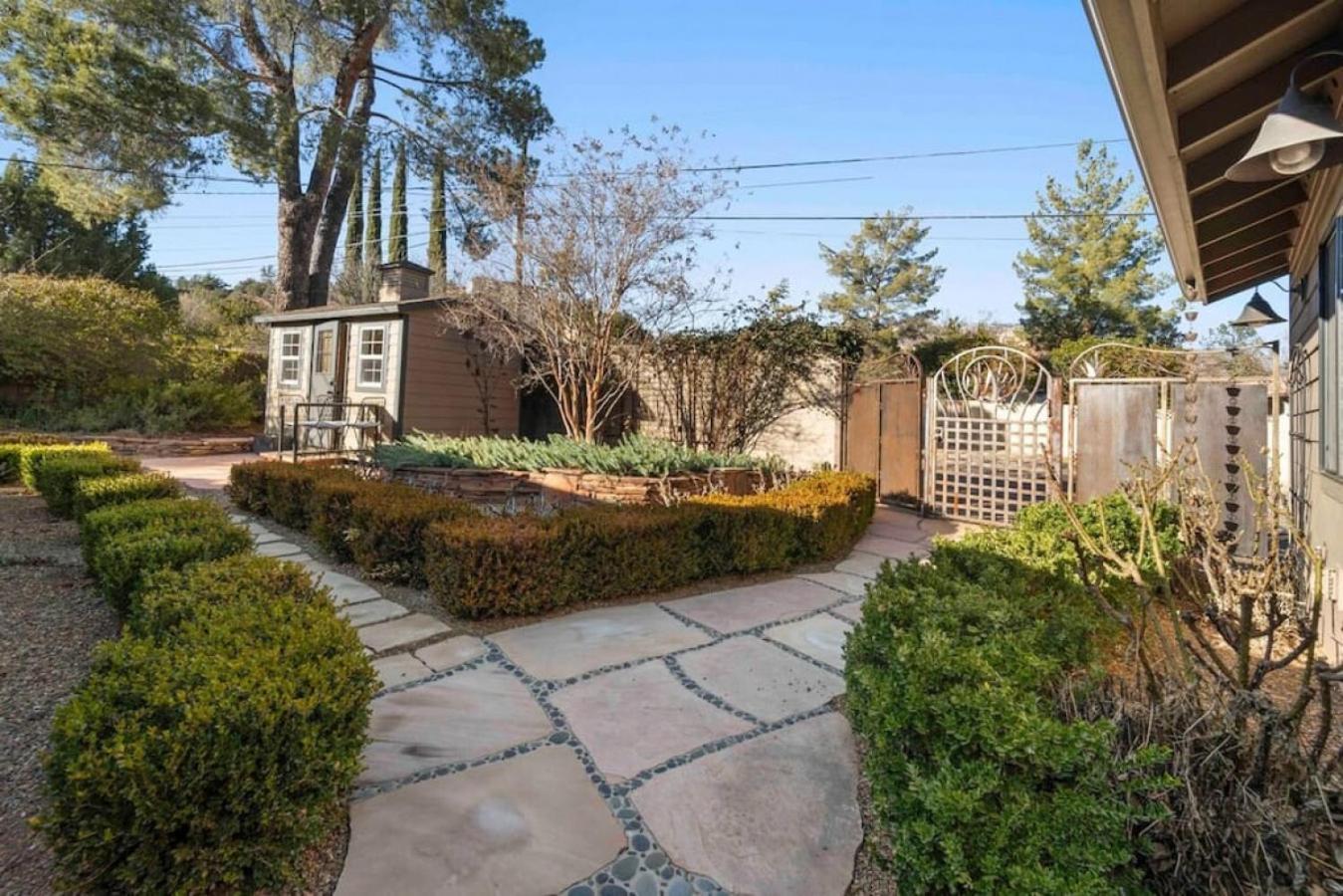 Upscale Uptown Retreat With Hottub And Views