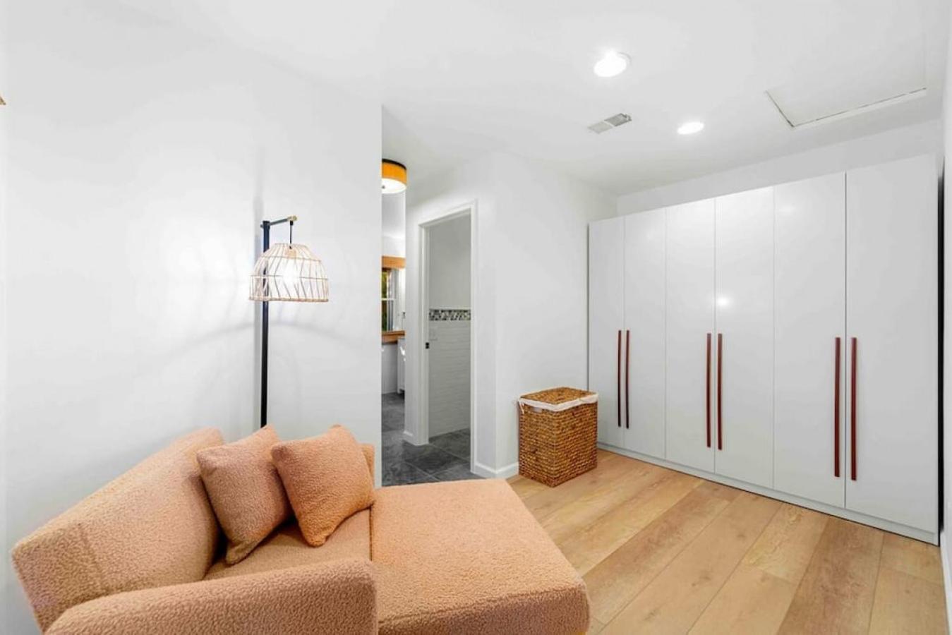 Upscale Uptown Retreat With Hottub And Views Holiday home *