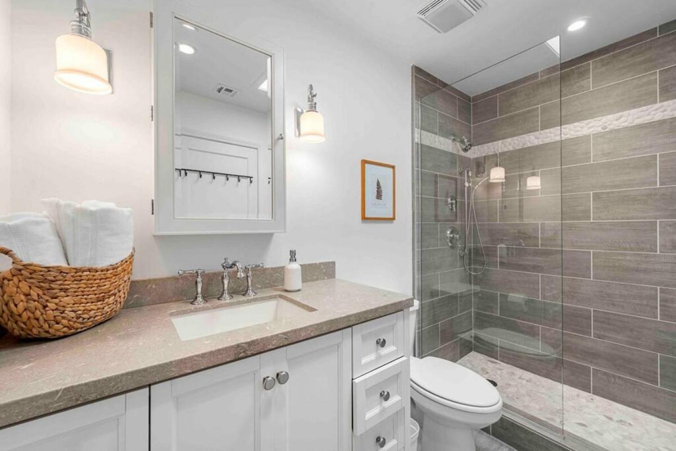 Upscale Uptown Retreat With Hottub And Views Holiday home