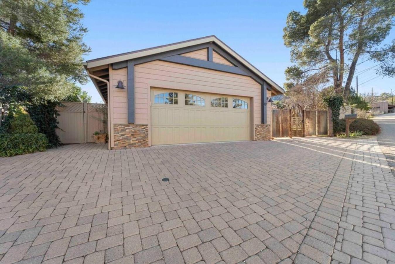 Upscale Uptown Retreat With Hottub And Views *