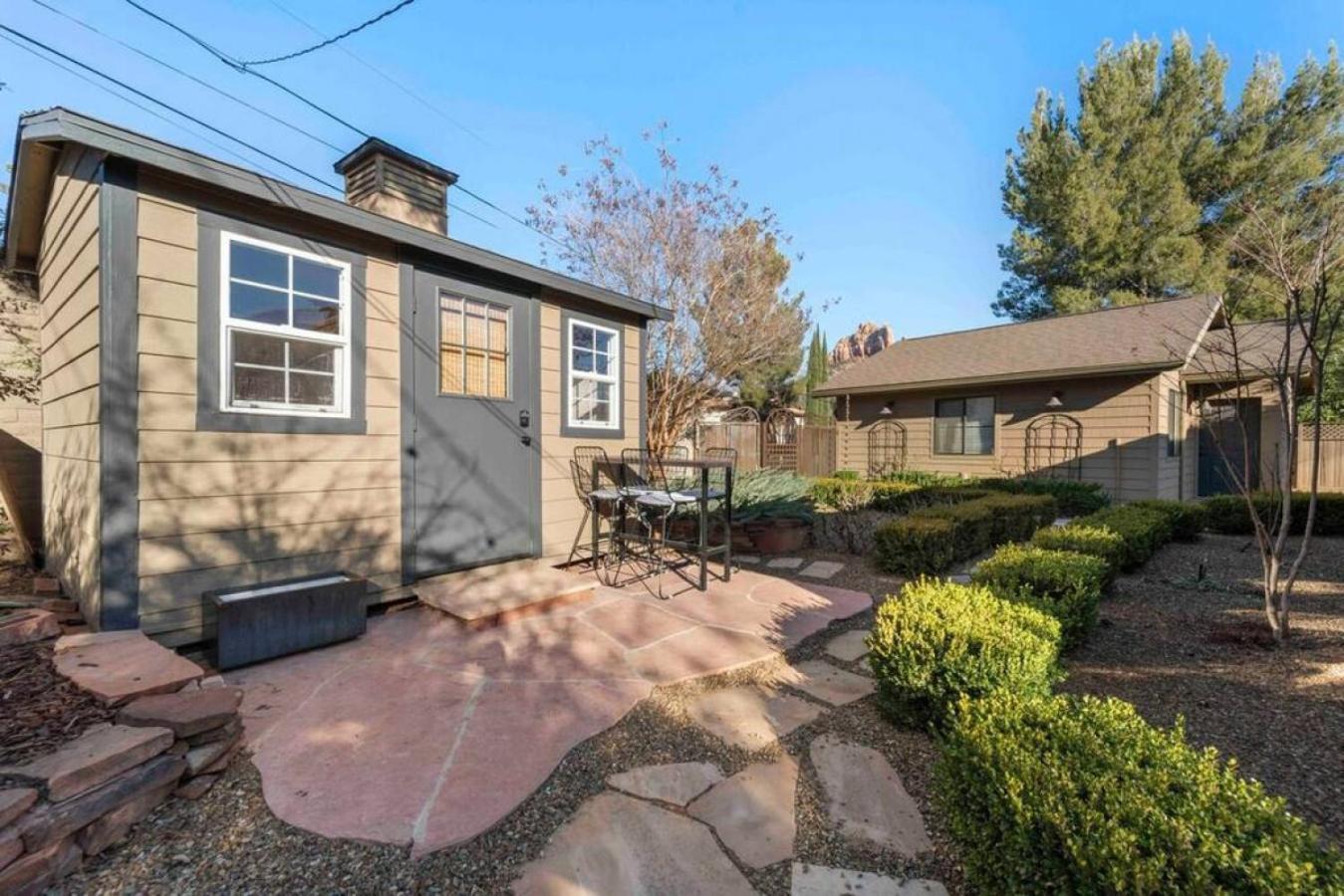 Upscale Uptown Retreat With Hottub And Views