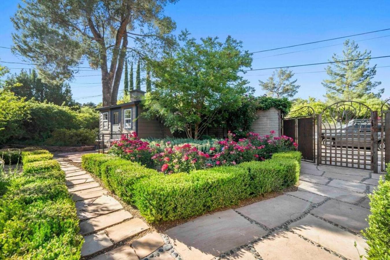 Upscale Uptown Retreat With Hottub And Views Holiday home