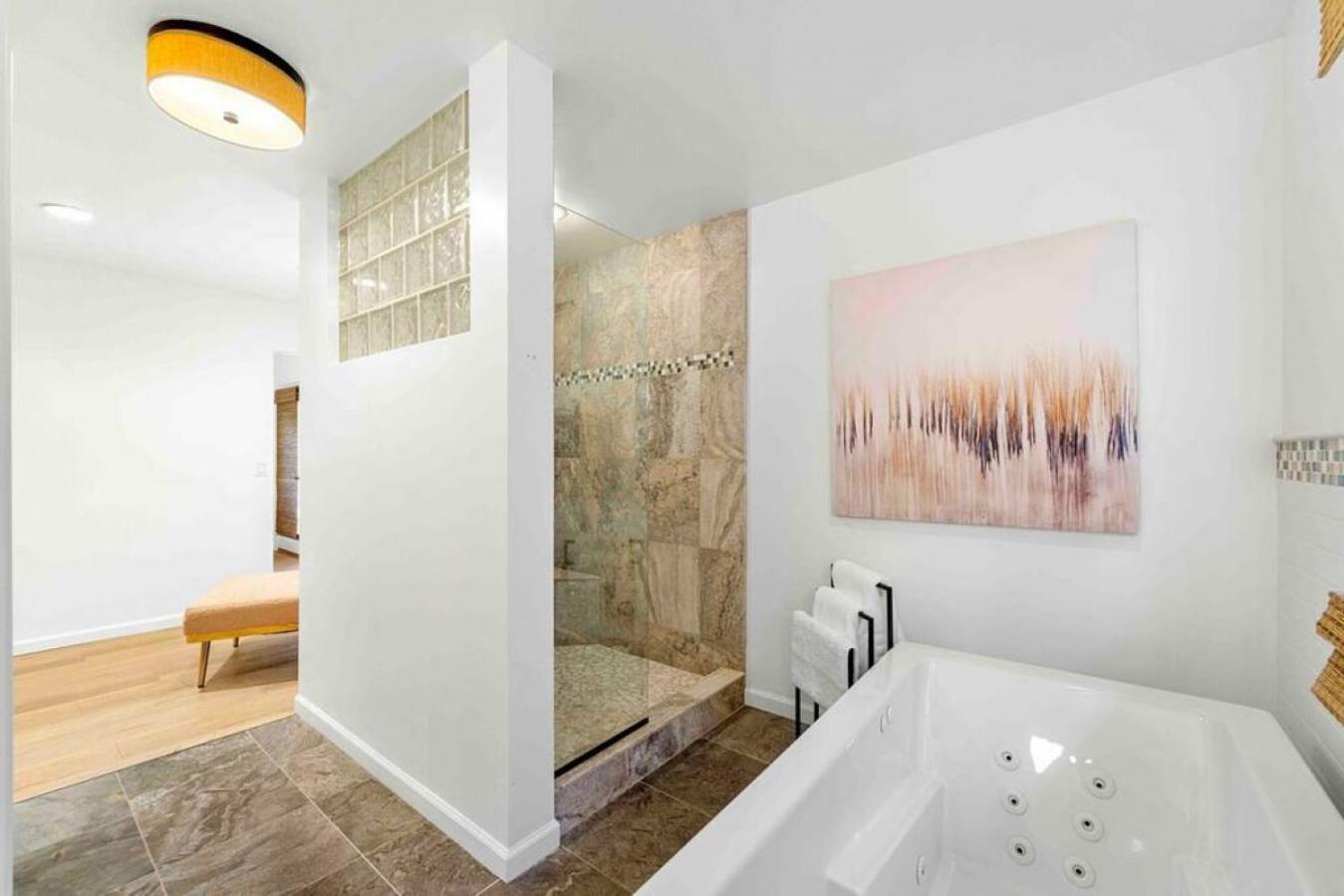 Holiday home Upscale Uptown Retreat With Hottub And Views *