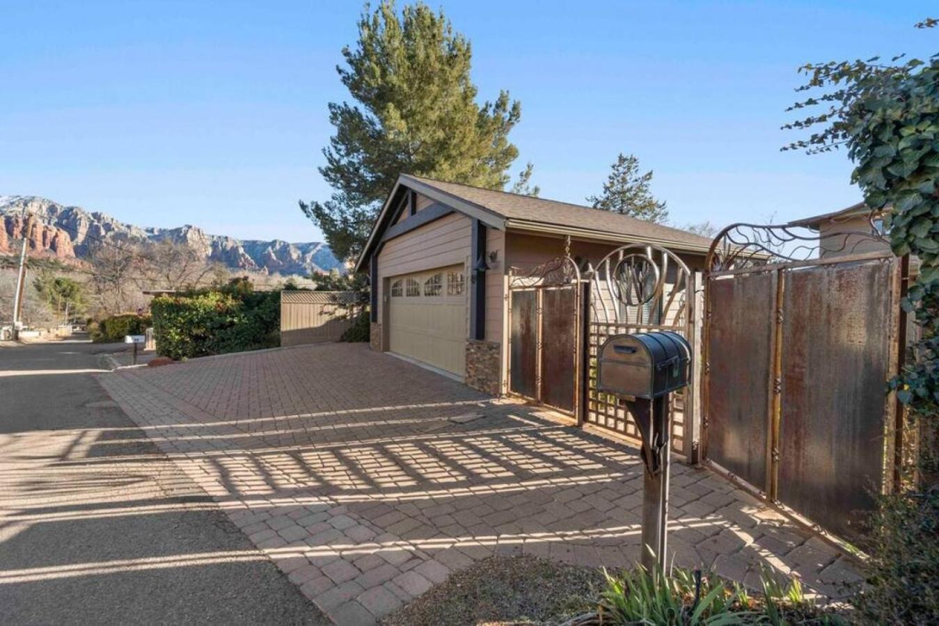 Upscale Uptown Retreat With Hottub And Views *