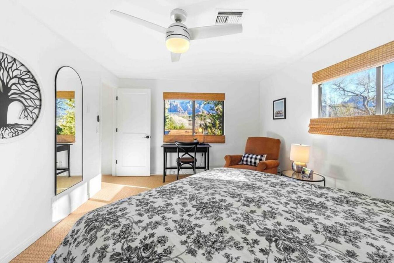 Upscale Uptown Retreat With Hottub And Views