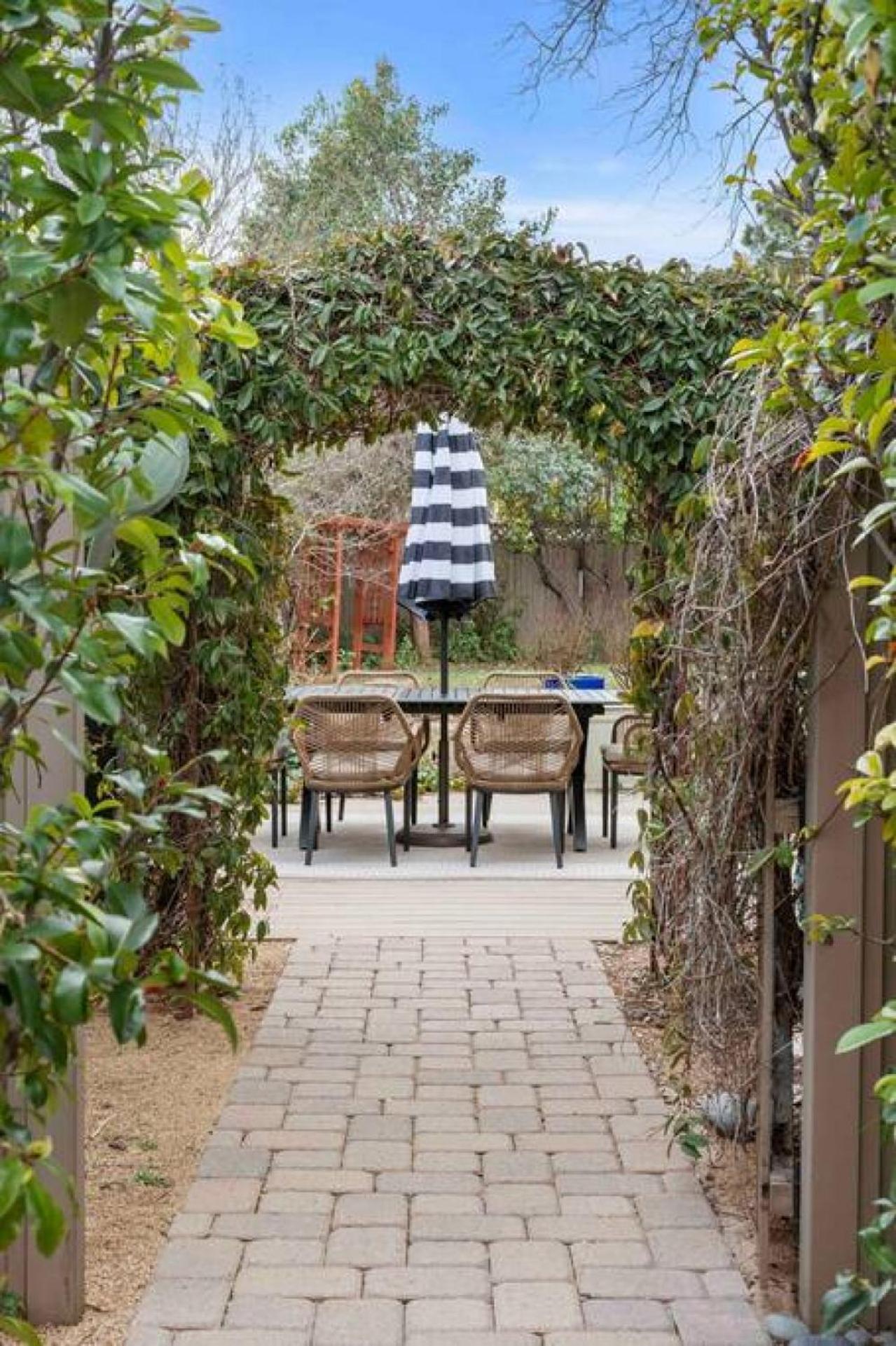 Upscale Uptown Retreat With Hottub And Views