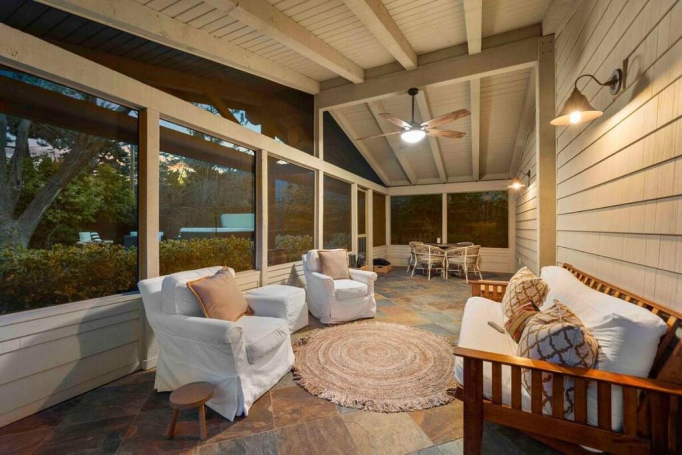 Upscale Uptown Retreat With Hottub And Views *