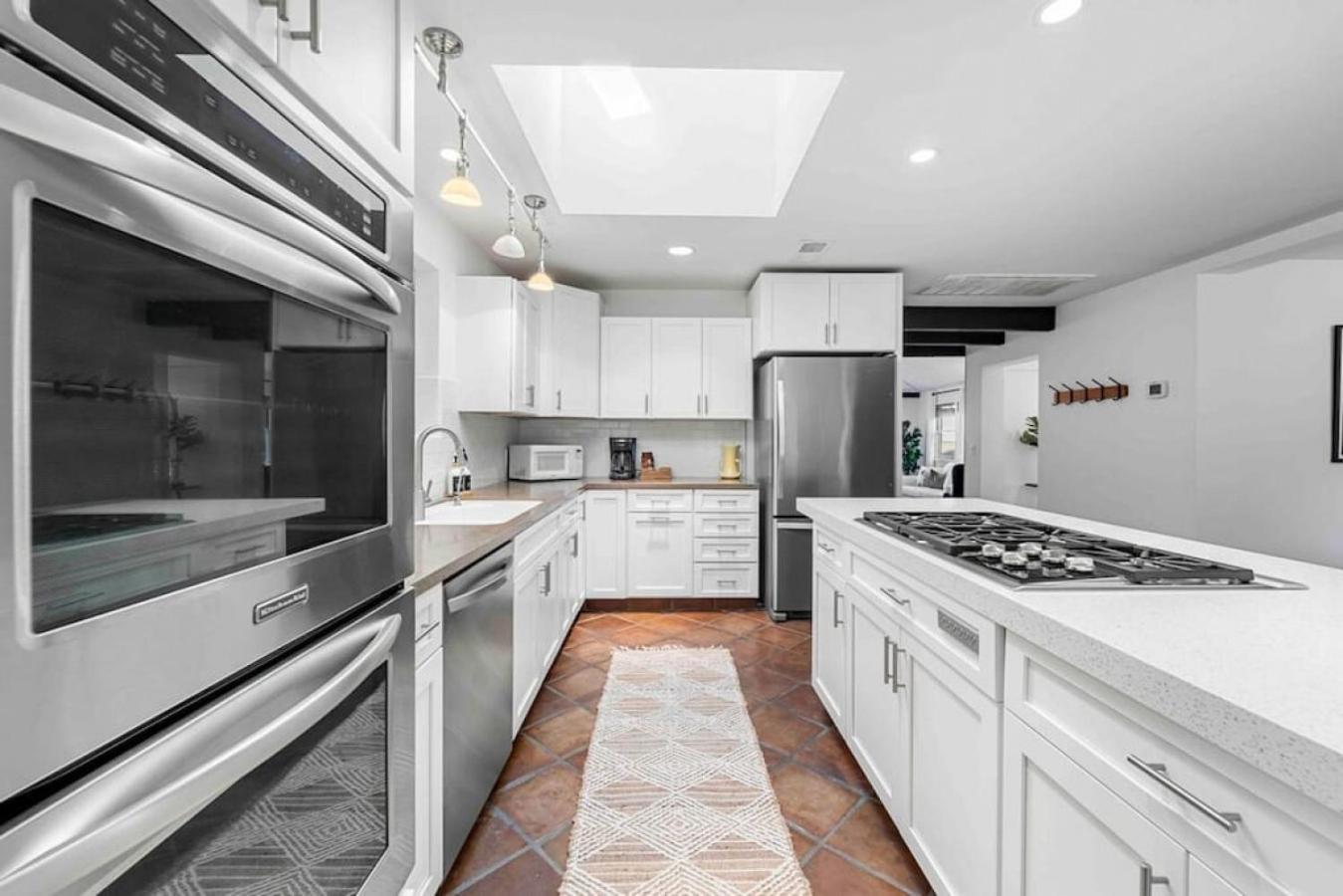 Upscale Uptown Retreat With Hottub And Views Holiday home *