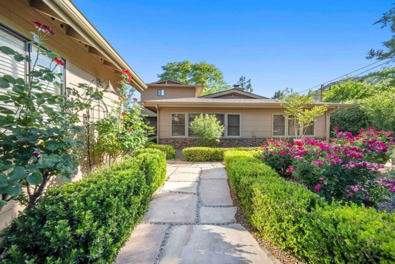 Holiday home Upscale Uptown Retreat With Hottub And Views