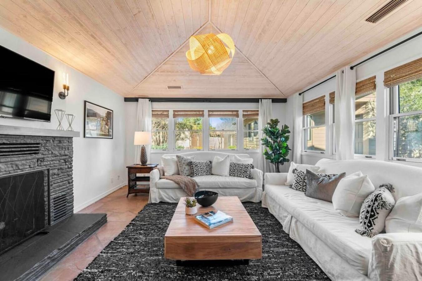 Upscale Uptown Retreat With Hottub And Views Holiday home