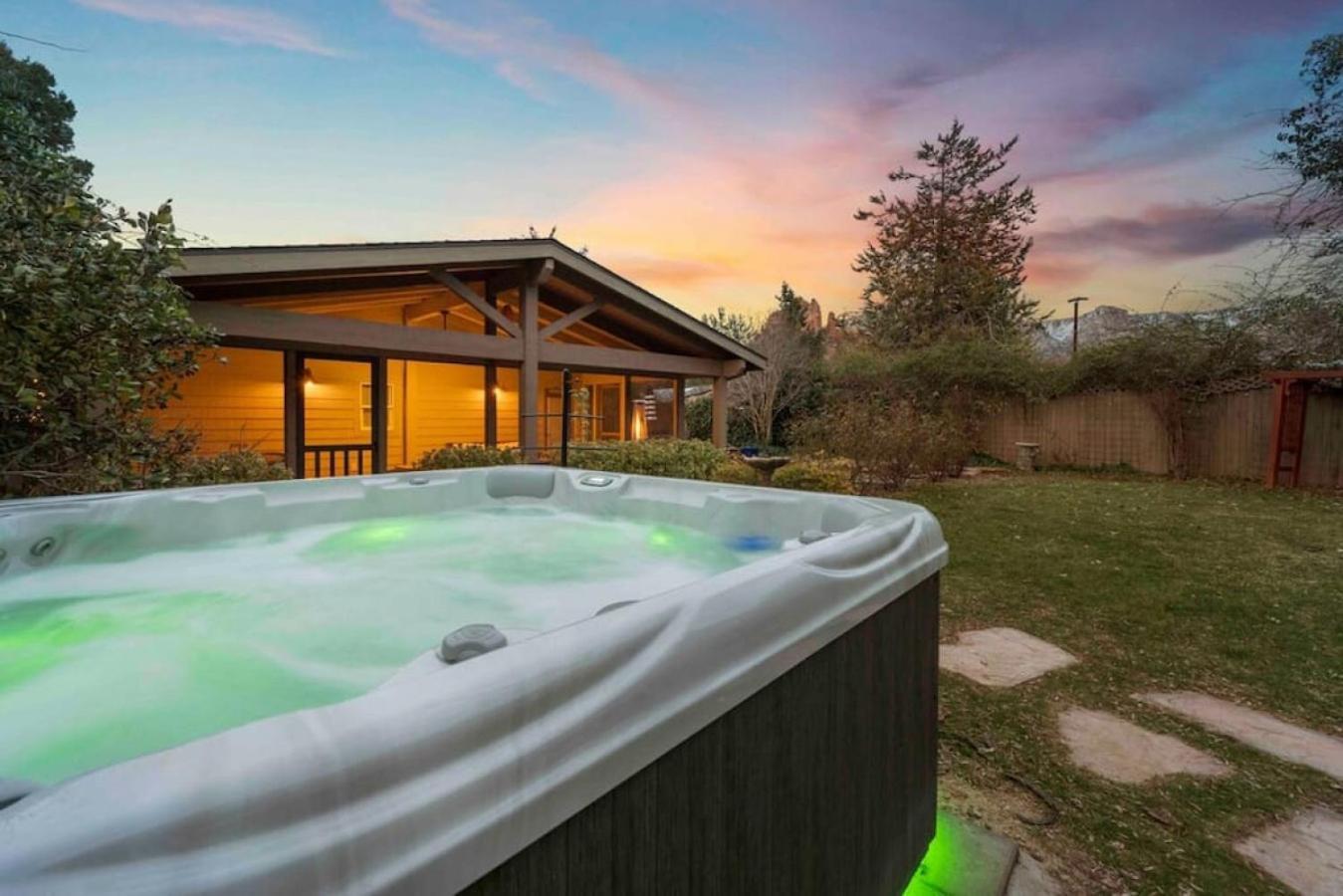 Holiday home Upscale Uptown Retreat With Hottub And Views *