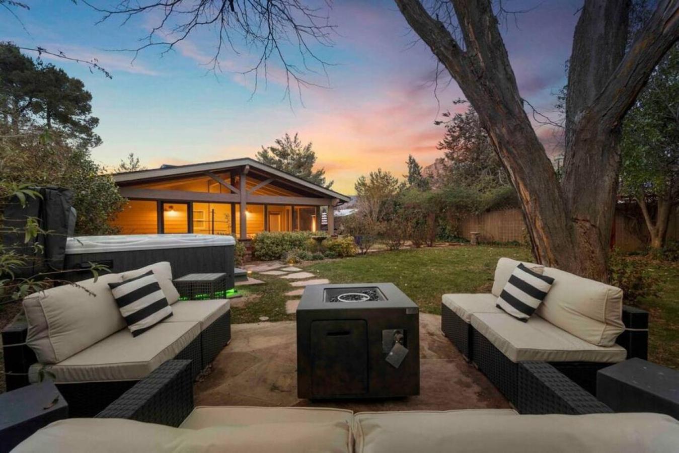 Upscale Uptown Retreat With Hottub And Views