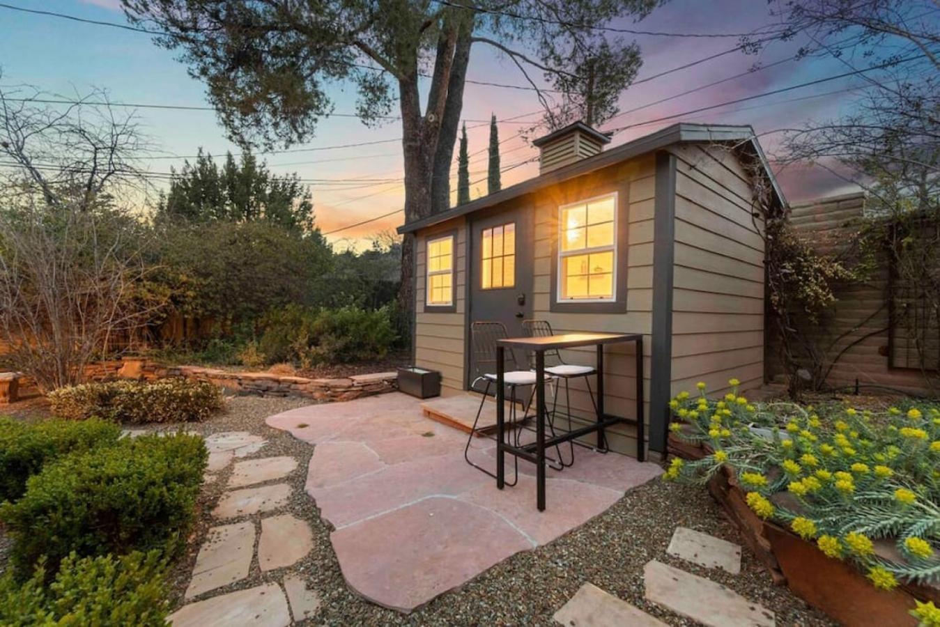 Upscale Uptown Retreat With Hottub And Views Holiday home