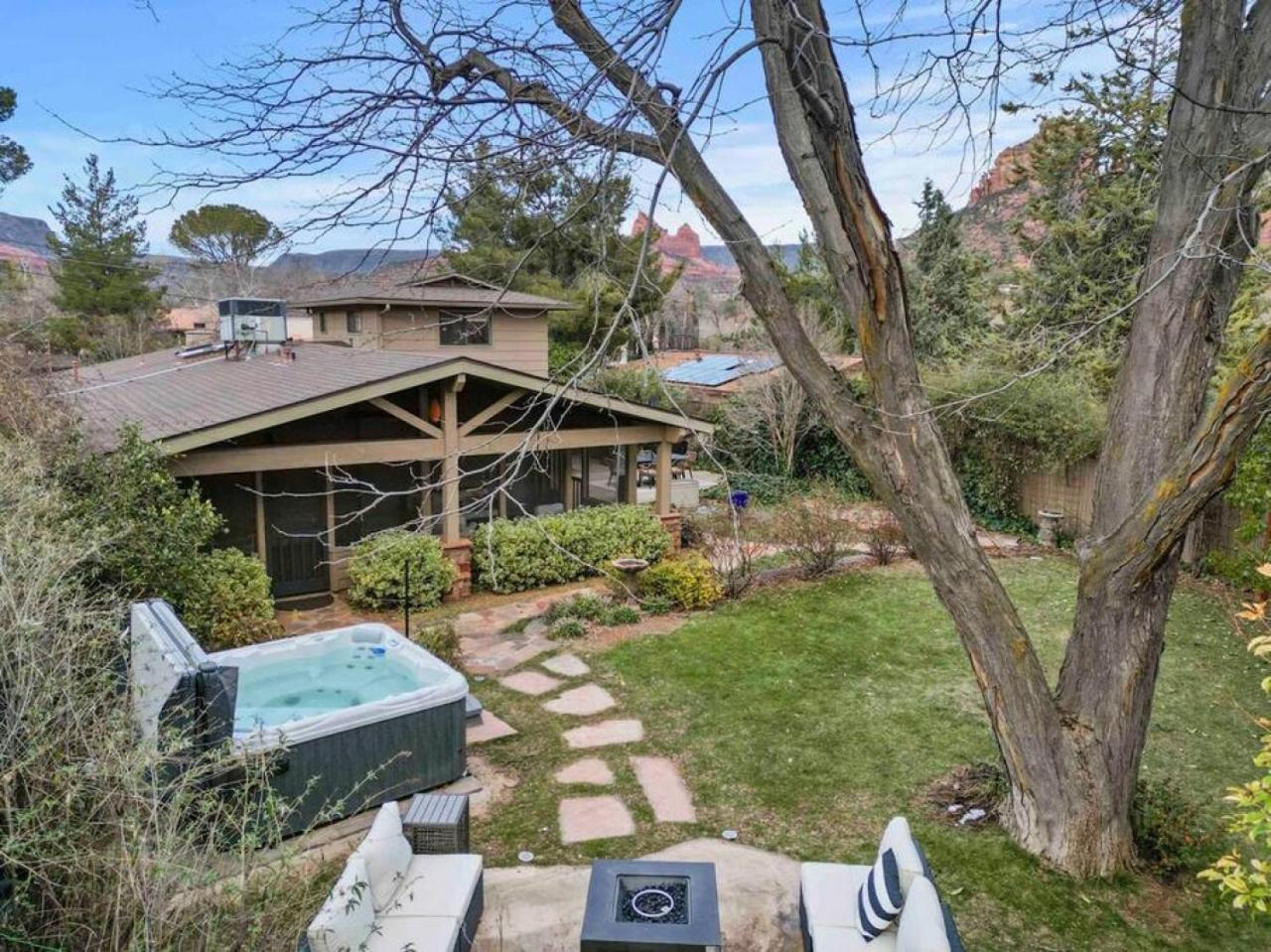 Upscale Uptown Retreat With Hottub And Views
