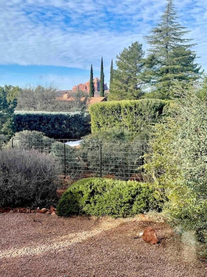 Apartment Guest With Up Close Chapel And Red Rock Views