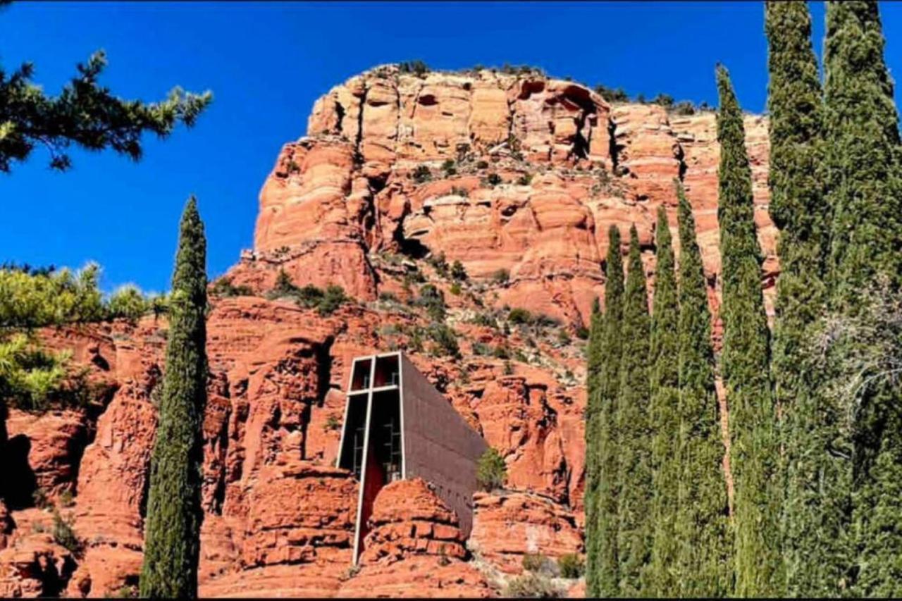 Guest With Up Close Chapel And Red Rock Views Apartment