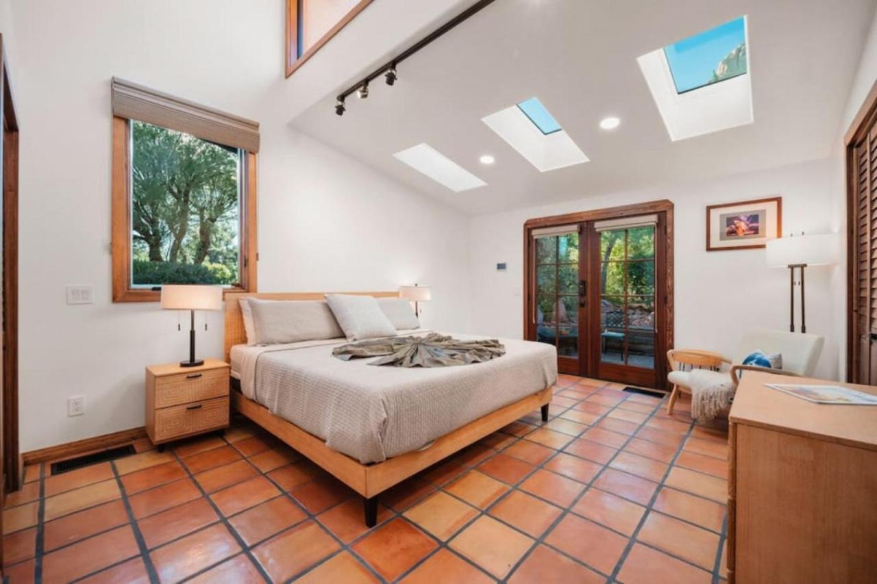 Guest With Up Close Chapel And Red Rock Views Sedona