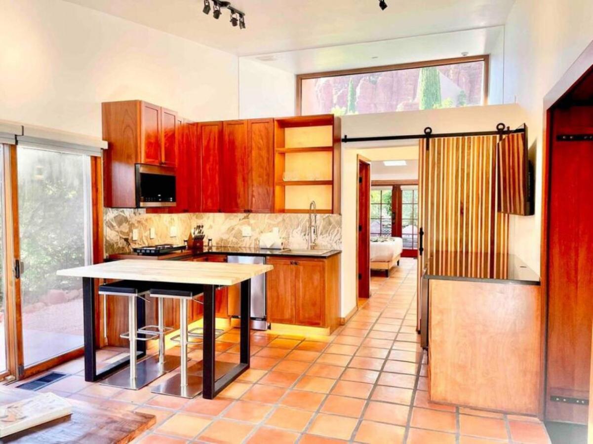 Apartment Guest With Up Close Chapel And Red Rock Views