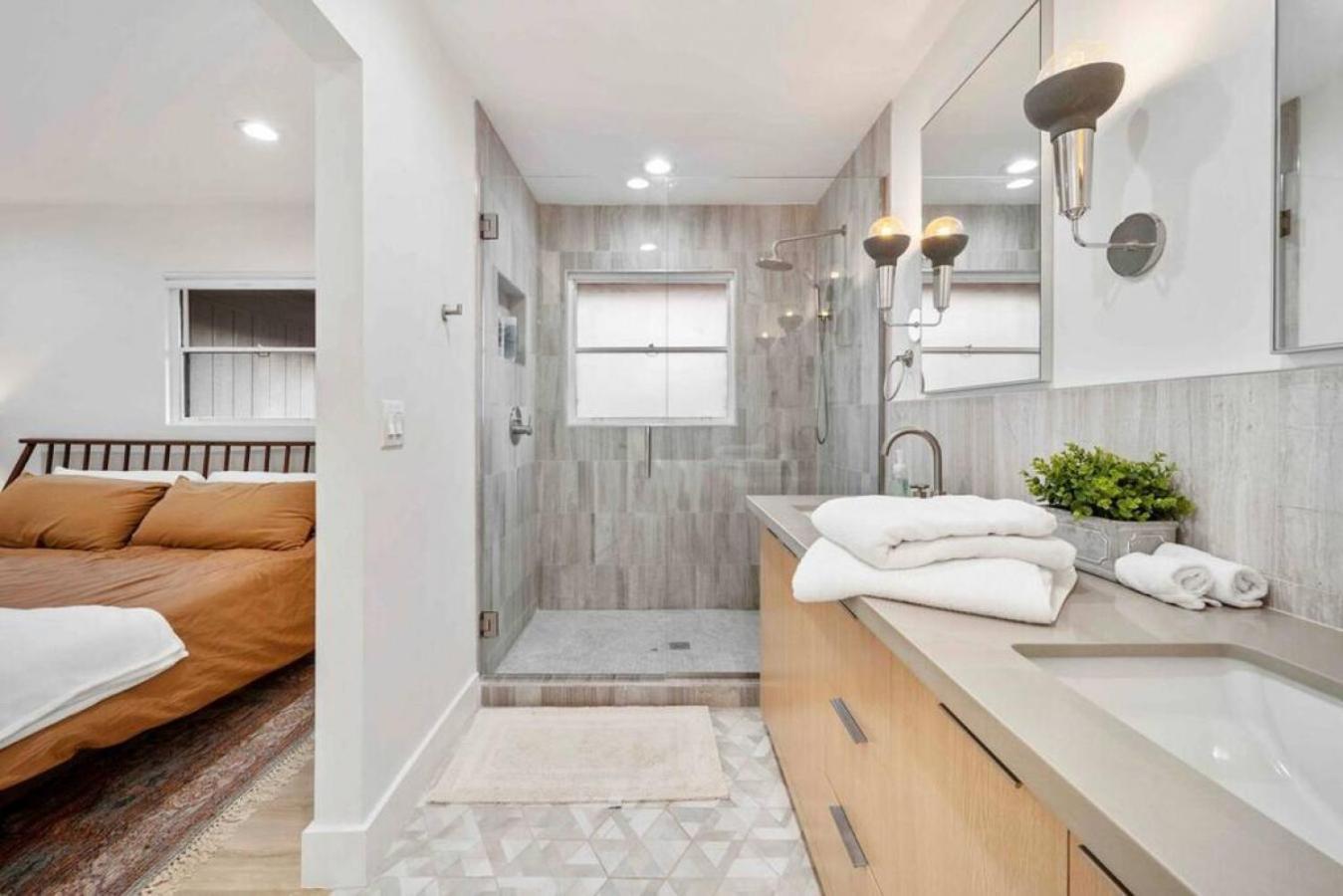 Uptown Retreat Wit Views And Hot Tub *