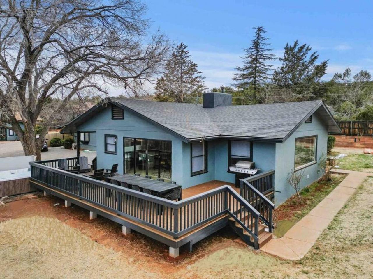 Uptown Retreat Wit Views And Hot Tub *