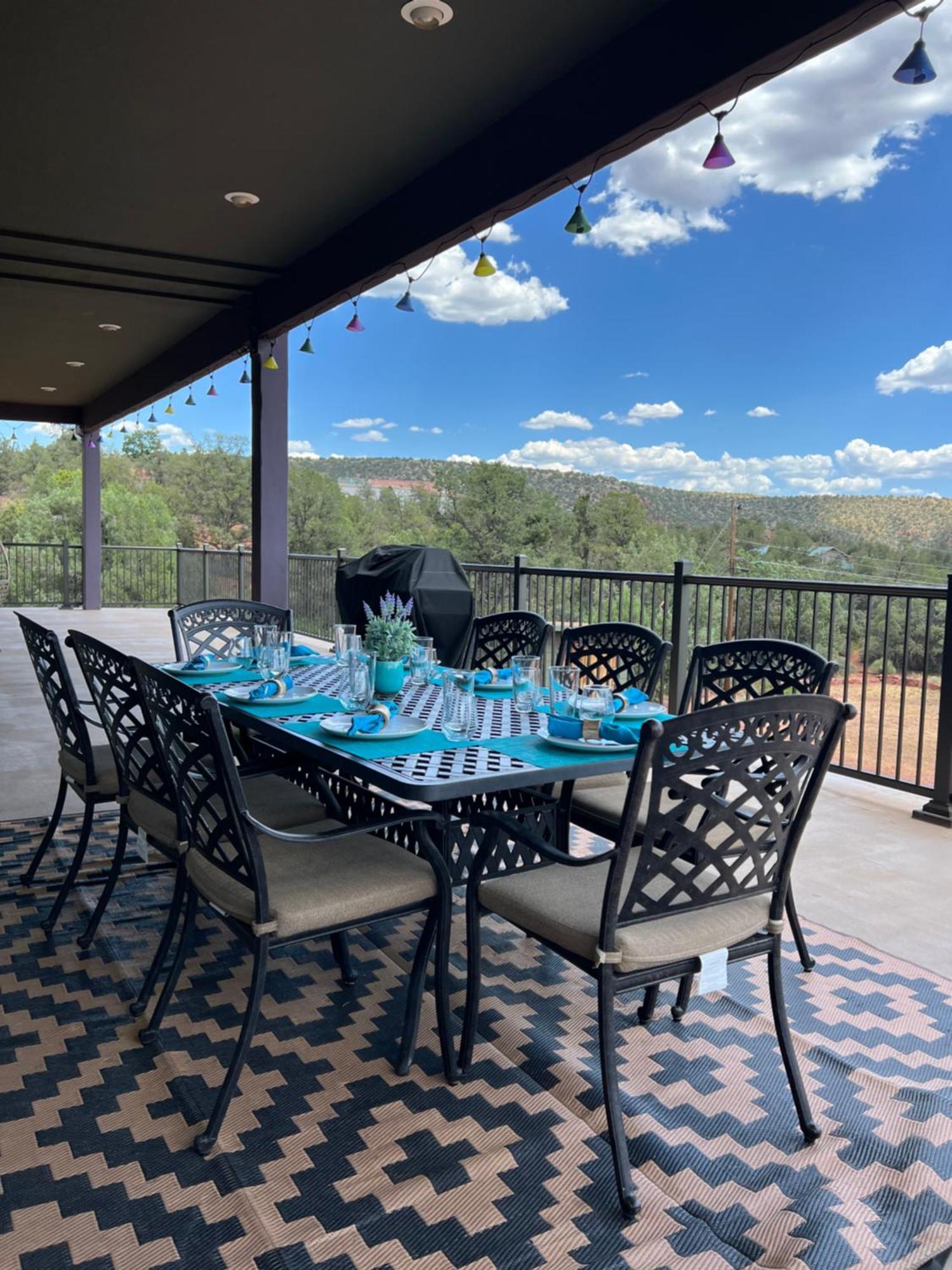 Close To Fresh Creek! Sleeps 12 ~ Amazing Views W/serene Open Space ~ Hot Tub + Game ~ Trails Outside Holiday home *