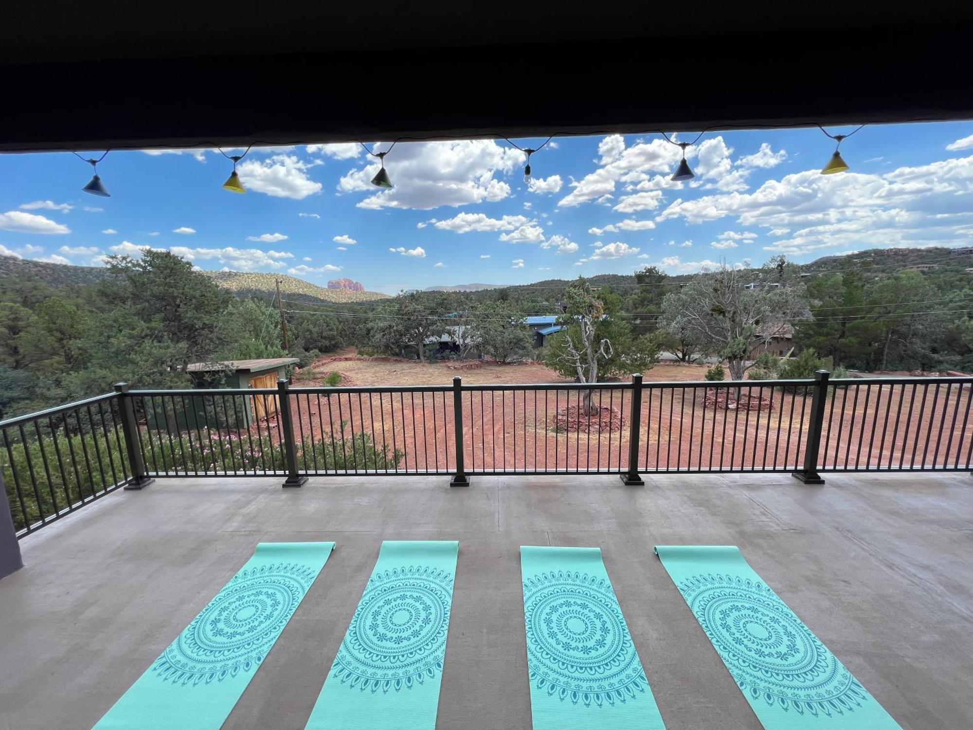 Close To Fresh Creek! Sleeps 12 ~ Amazing Views W/serene Open Space ~ Hot Tub + Game ~ Trails Outside Sedona