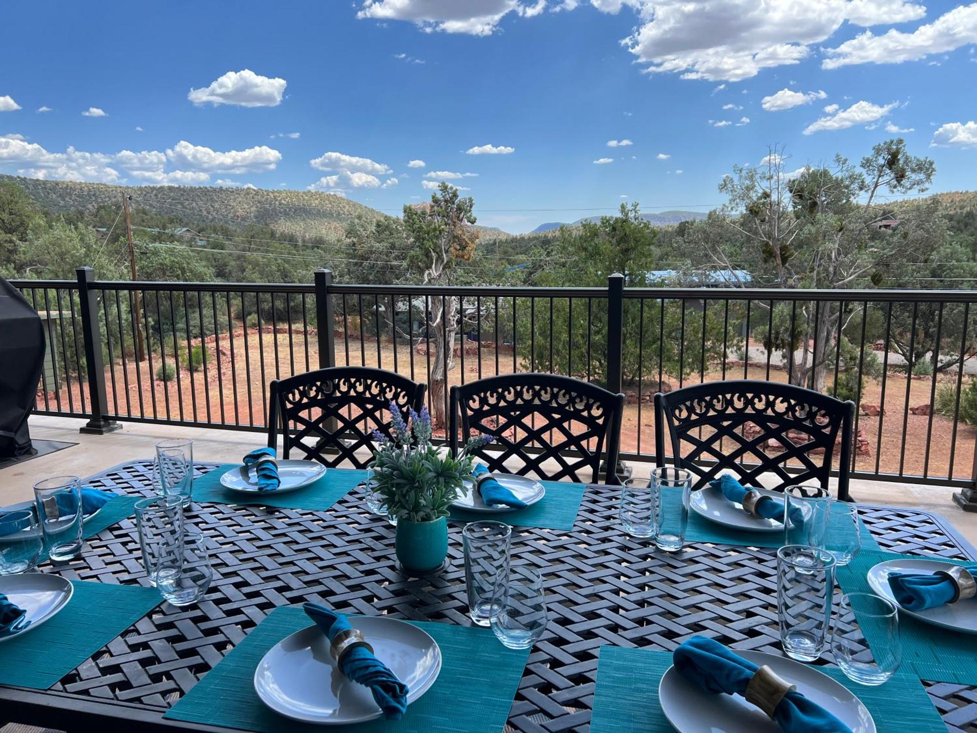 Close To Fresh Creek! Sleeps 12 ~ Amazing Views W/serene Open Space ~ Hot Tub + Game ~ Trails Outside Holiday home