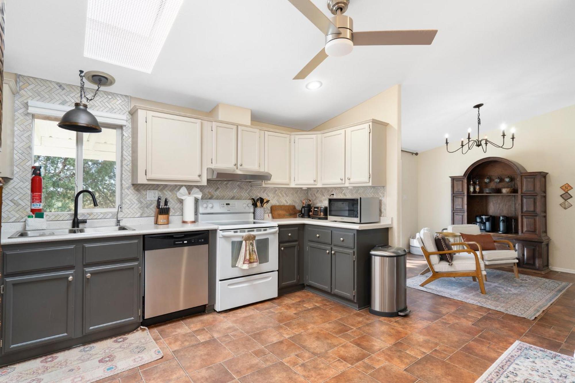 Serene Home- Sleeps 16 - Pet Friendly - Hot Tub - Pool -2 Kitchens! *