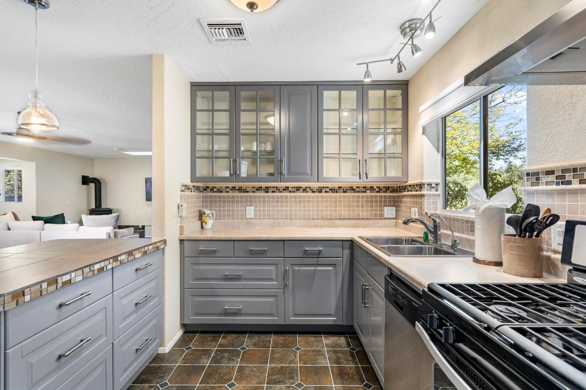 Serene Home- Sleeps 16 - Pet Friendly - Hot Tub - Pool -2 Kitchens! Holiday home *