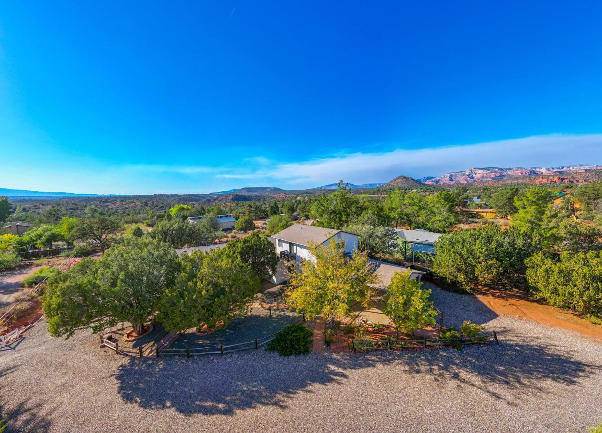 Serene Home- Sleeps 16 - Pet Friendly - Hot Tub - Pool -2 Kitchens!