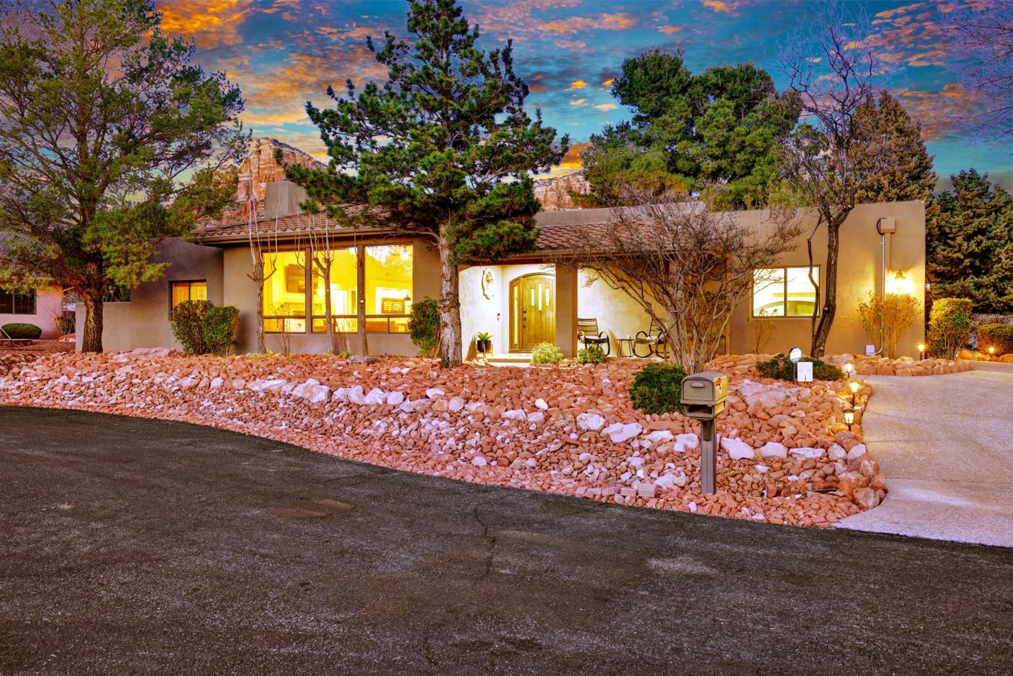 Amazing Views, Hot Tub And Pets Allowed, Less Than 1mi To Trailheads Holiday home