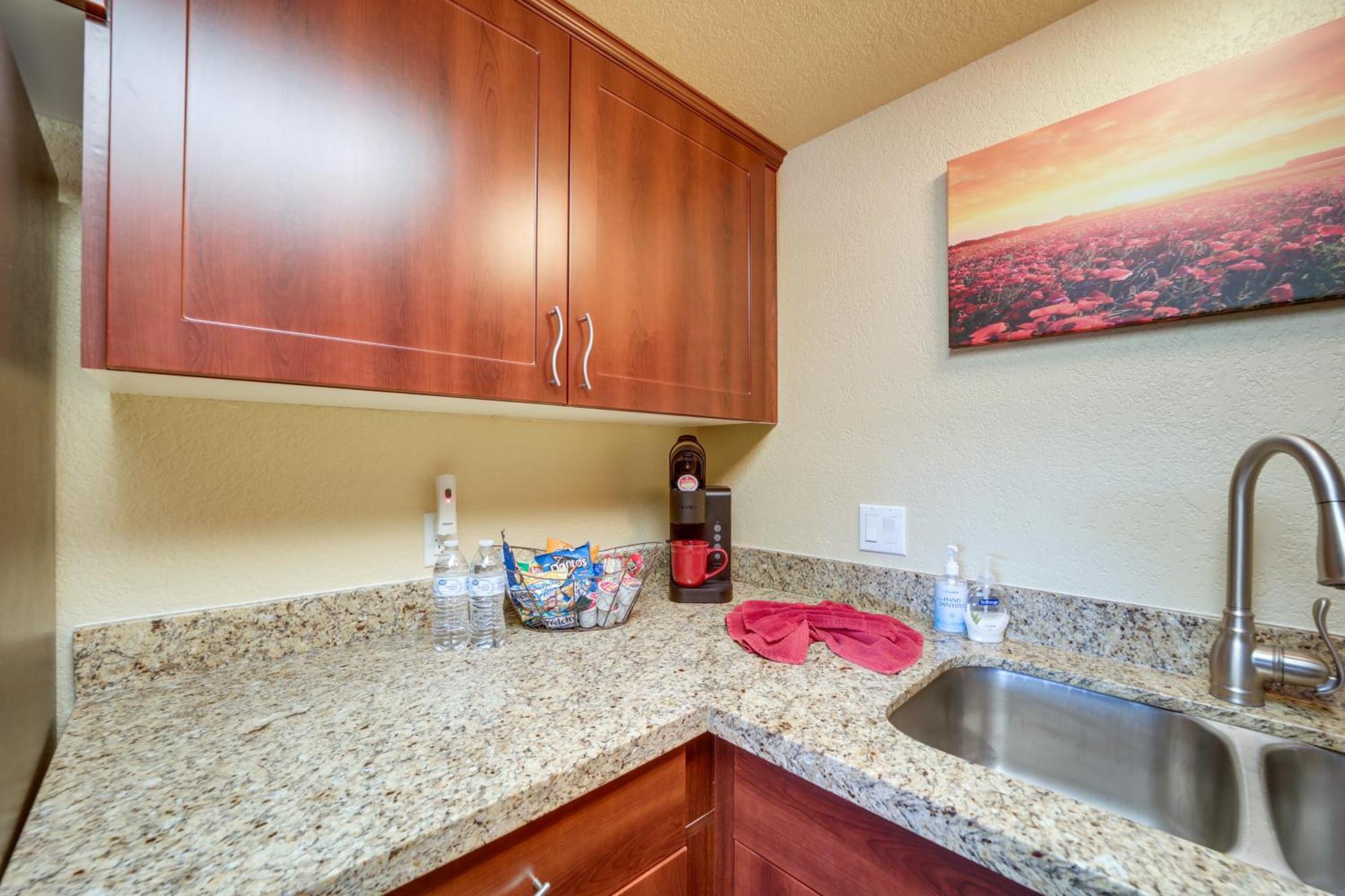 The Painted Pony Pool And Gym Access Apartment