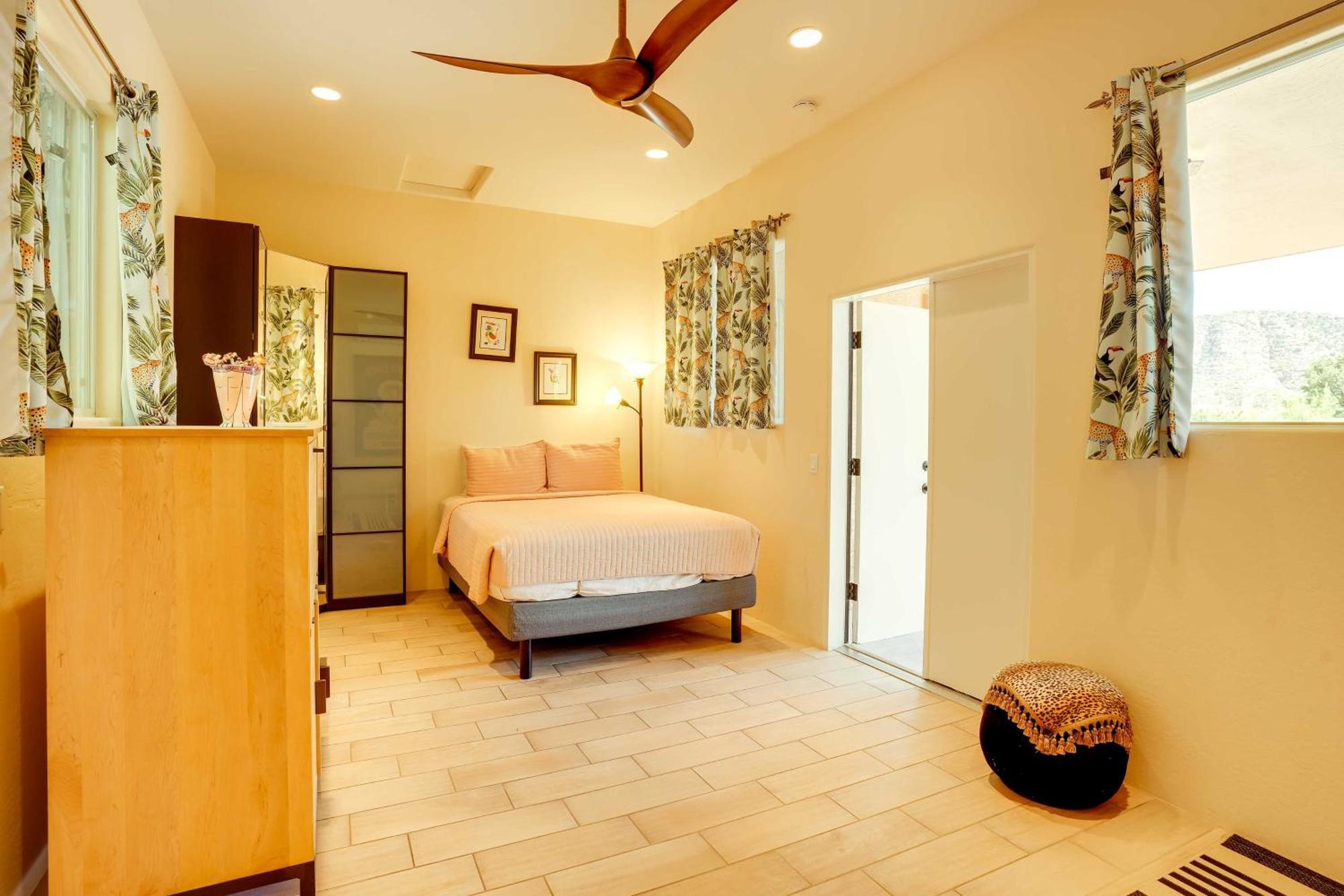 With Red Rock Views About 10 Mi To Uptown! Holiday home *