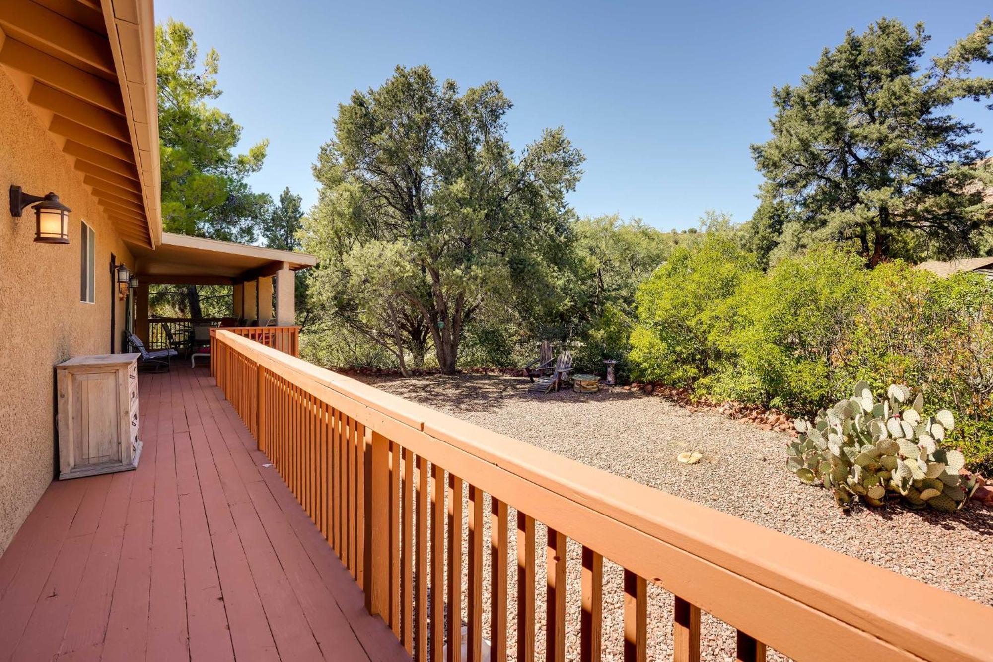 With Red Rock Views About 10 Mi To Uptown! Holiday home