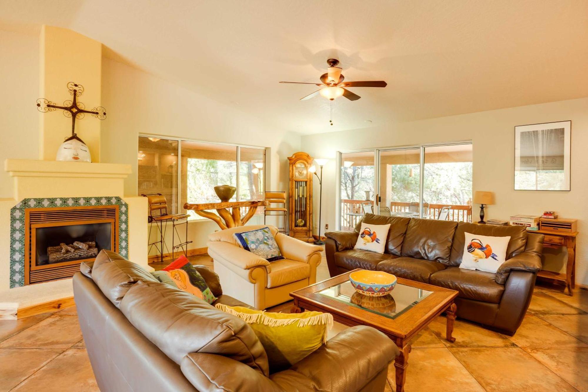 With Red Rock Views About 10 Mi To Uptown! Holiday home